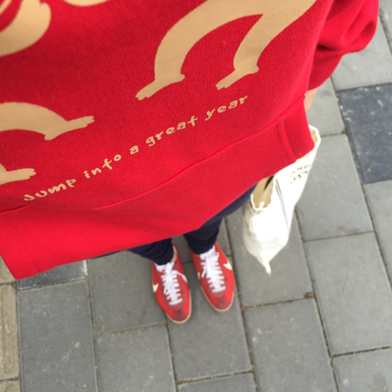 女生卫衣修身搭配