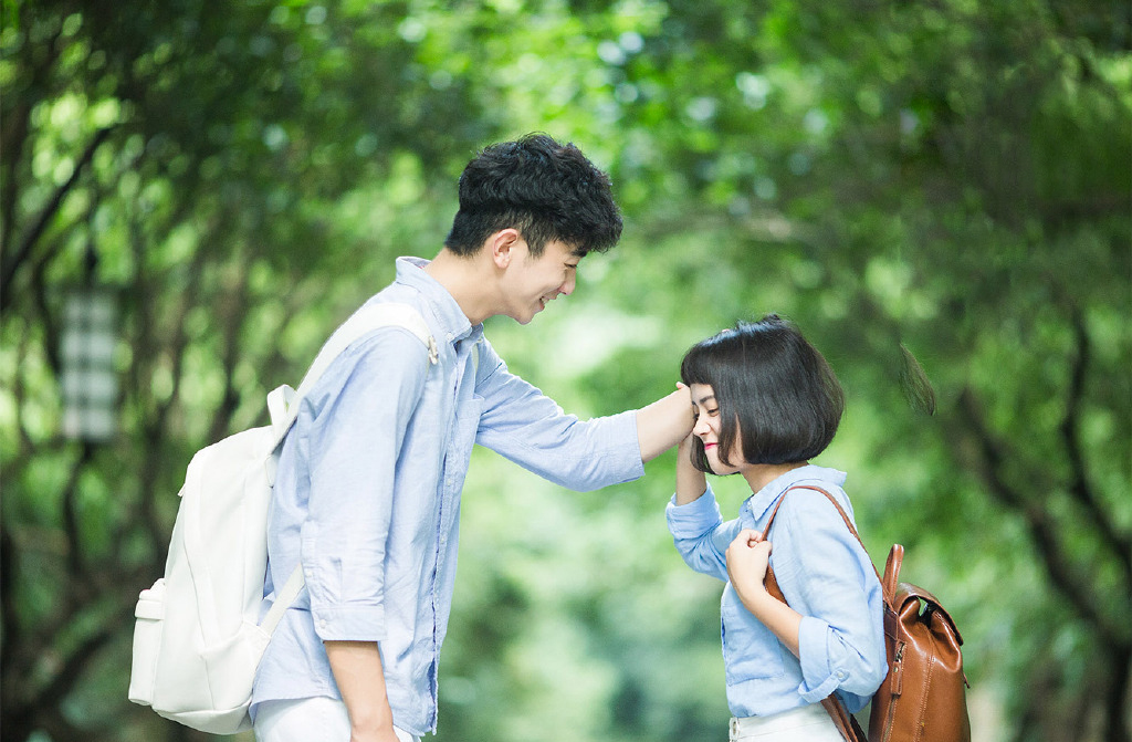白色情人节送什么礼物给女朋友？定制情侣装让你恩爱秀个够